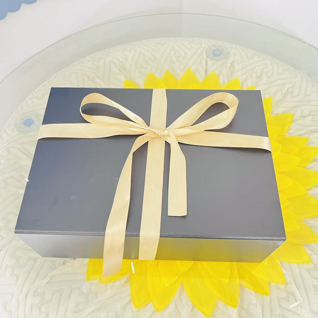 Gift Box with magnetic closing